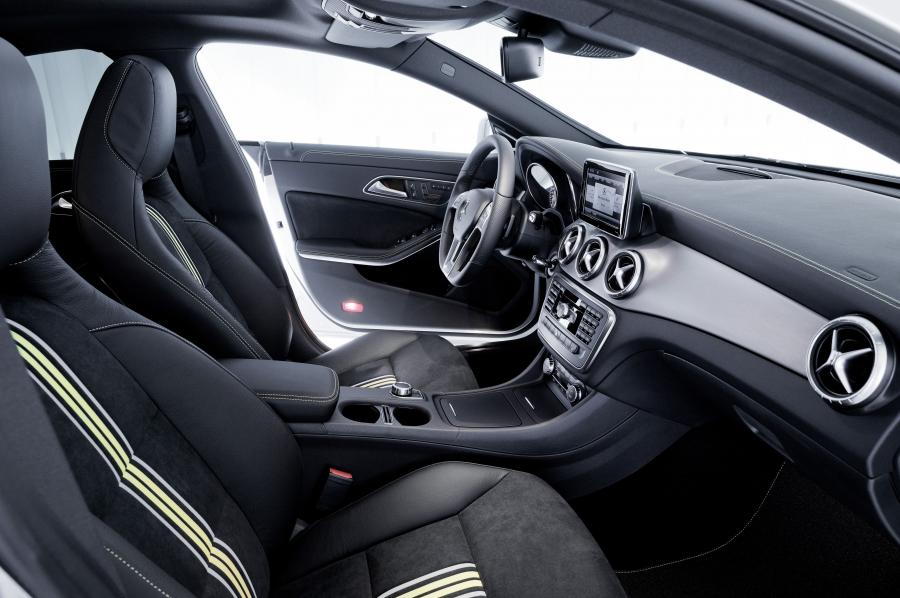 Интерьер Mercedes-Benz CLA250 AMG Sports Package Edition 1 (C117) 2013 года  (фото 26 из 72)